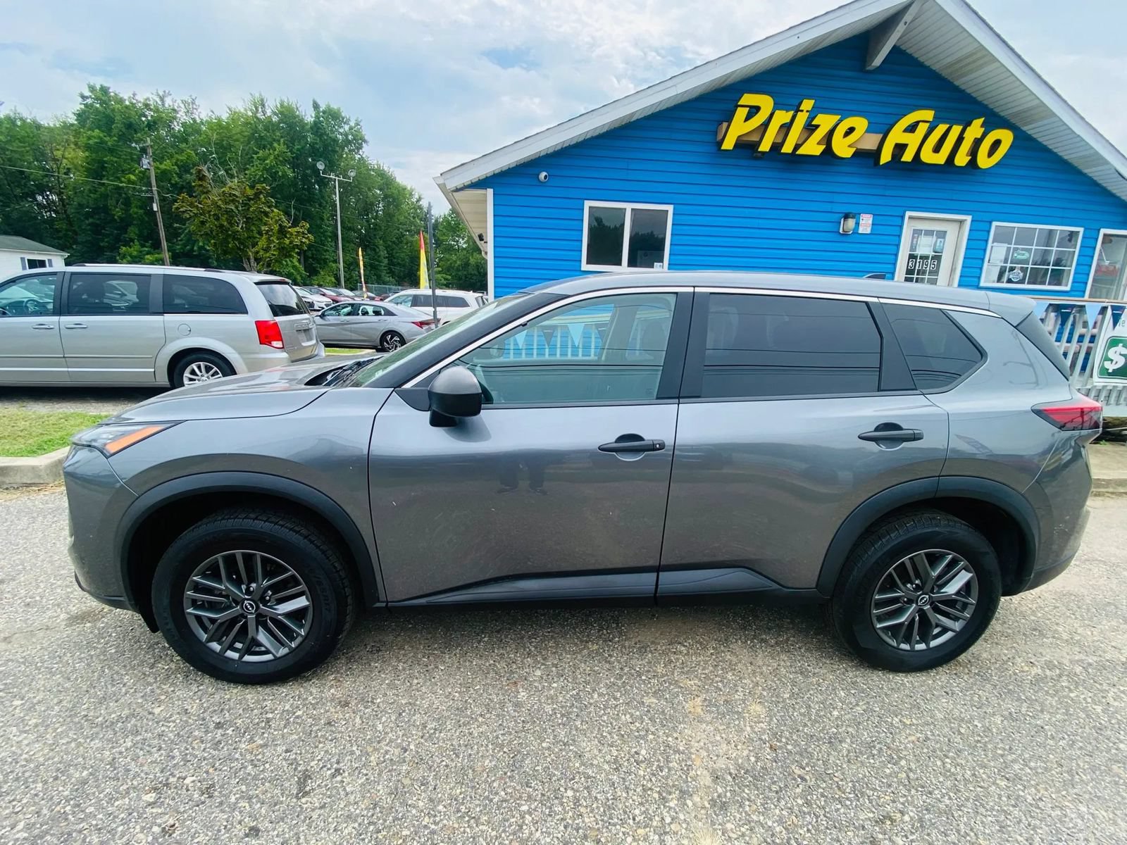 Used 2024 Nissan Rogue S FWD image 3