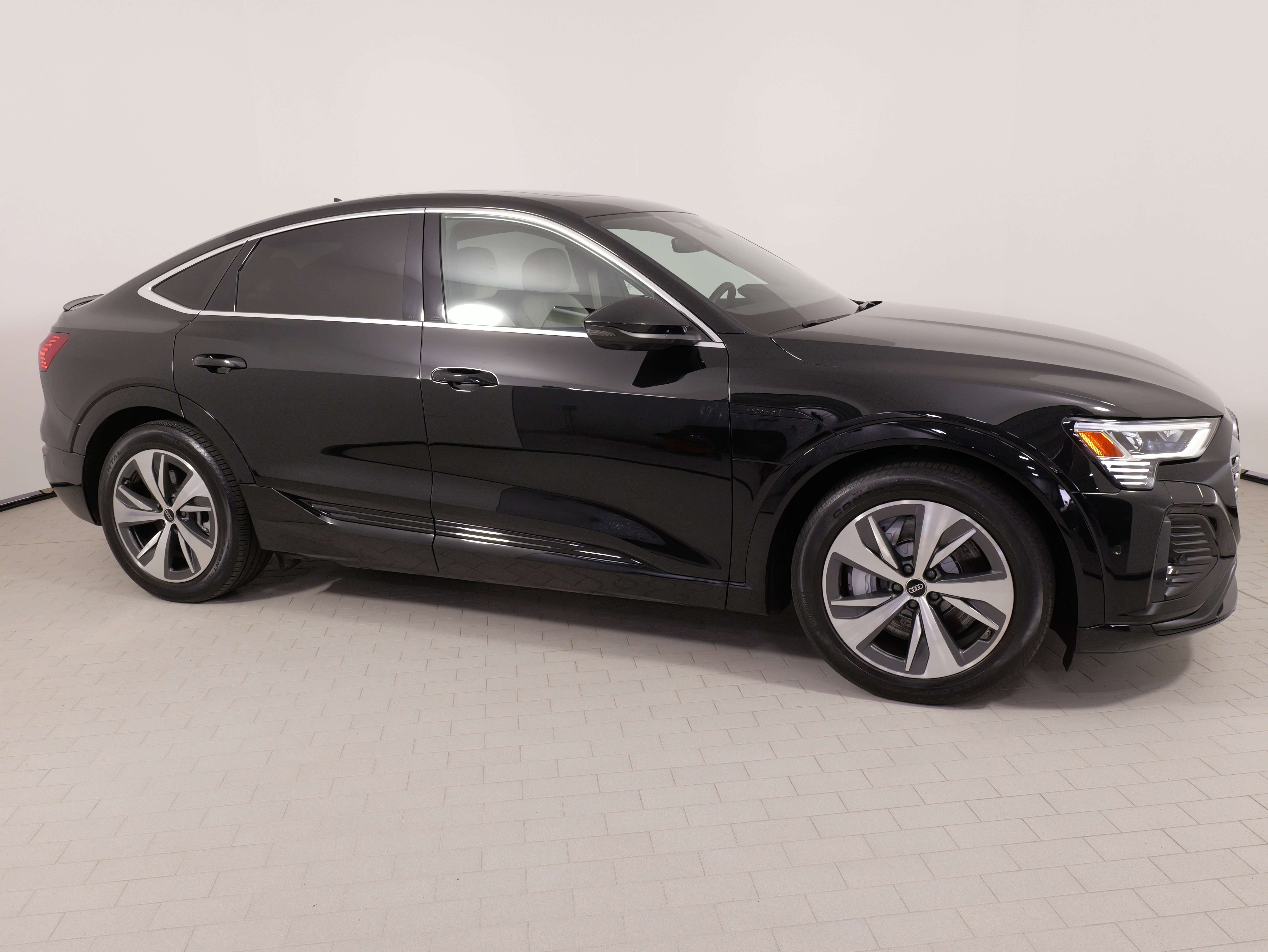 Used 2024 Audi Q8 e-tron Premium Plus w/ Premium Plus Package image 8