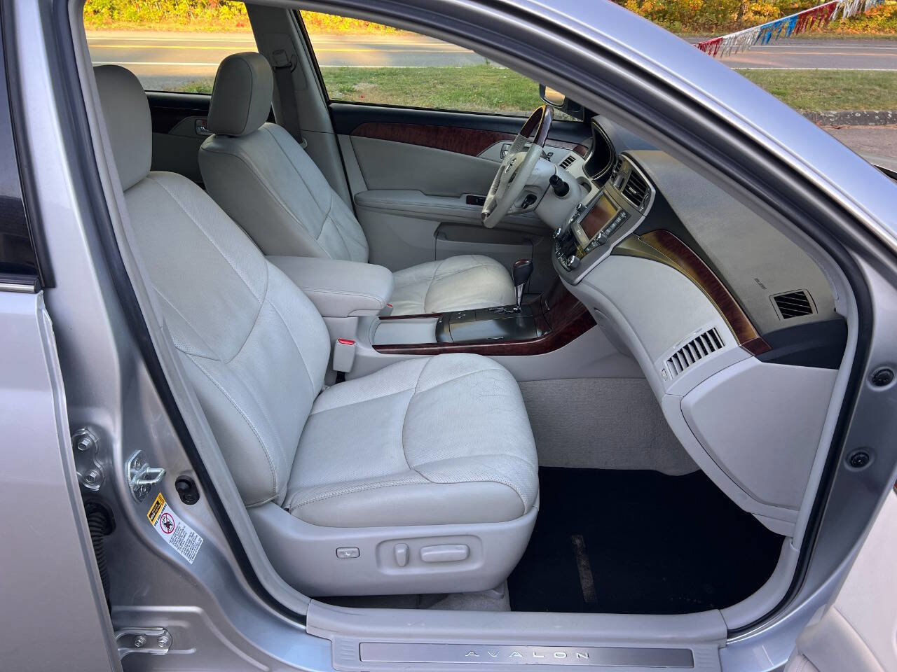 Used 2011 Toyota Avalon Limited image 28