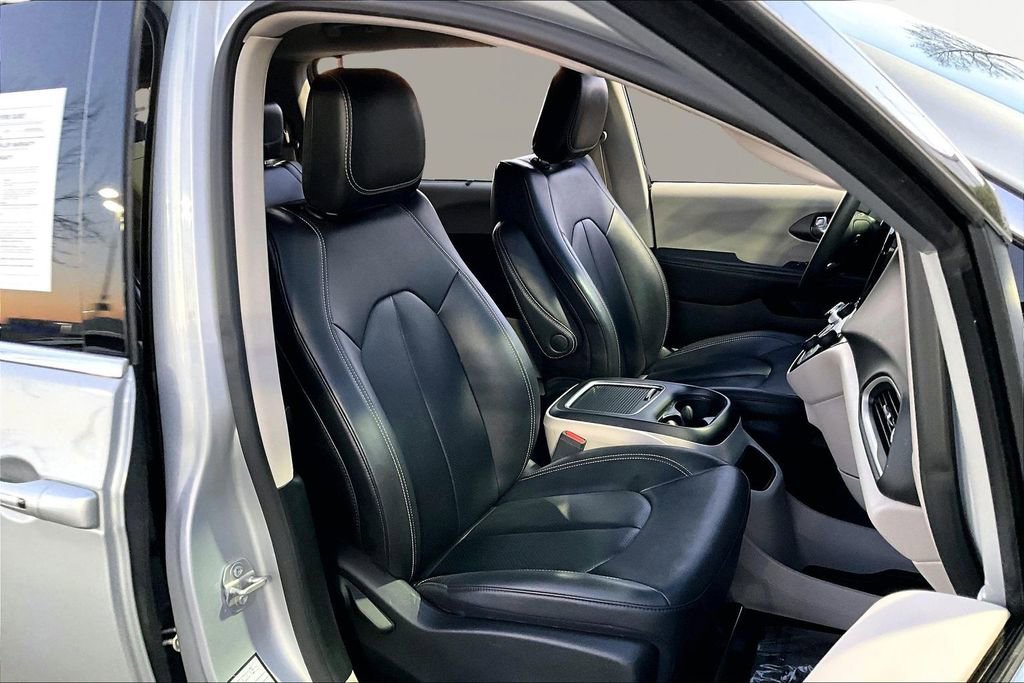 Used 2024 Chrysler Pacifica Touring-L image 19