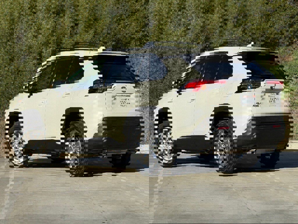 Used 2021 Toyota RAV4 XLE Premium image 2