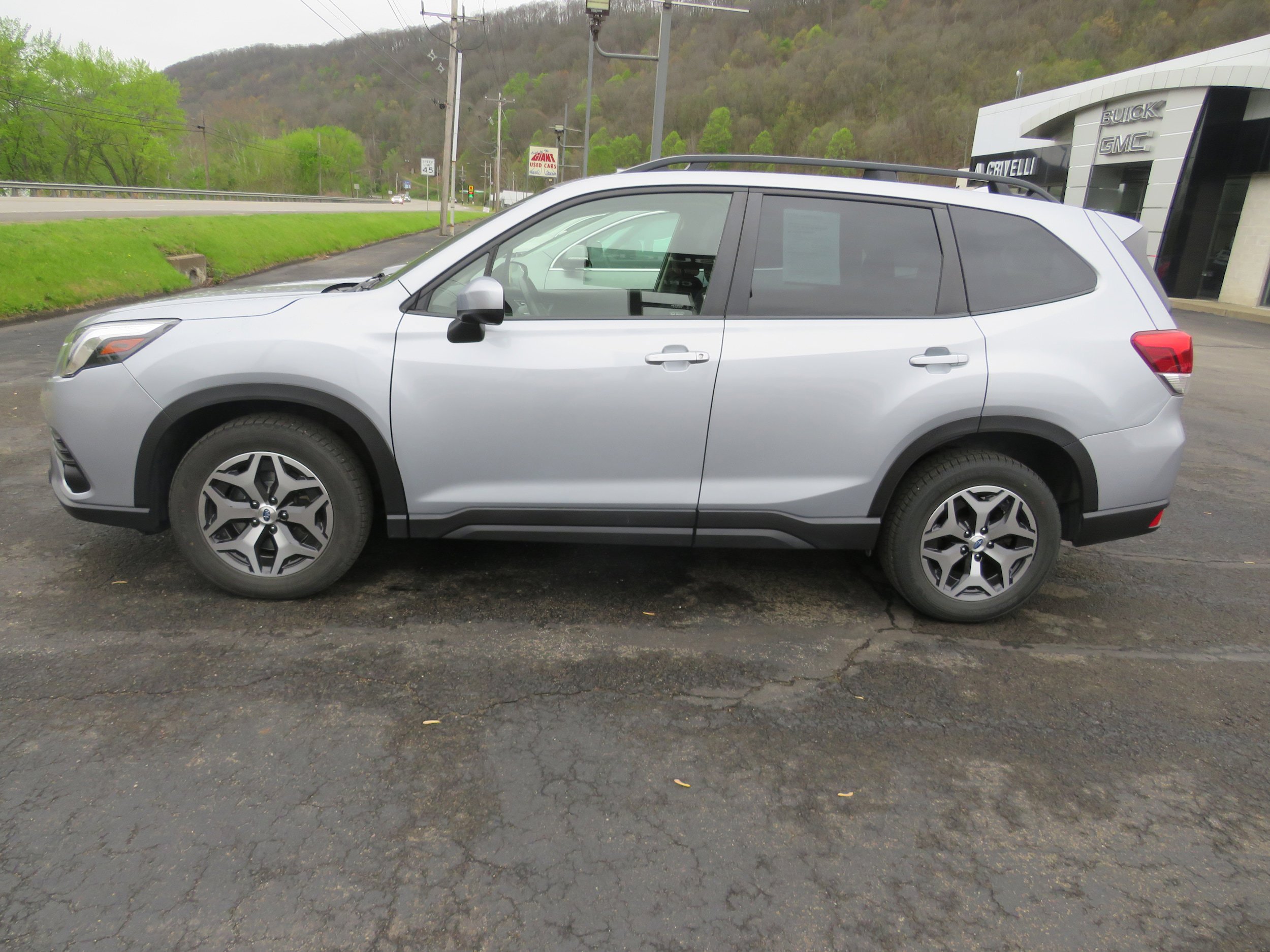 Used 2022 Subaru Forester Premium w/ Popular Package #2 AWD/4WD image 4