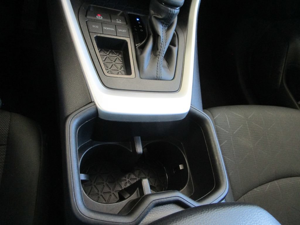 Used 2025 Toyota RAV4 XLE FWD image 35