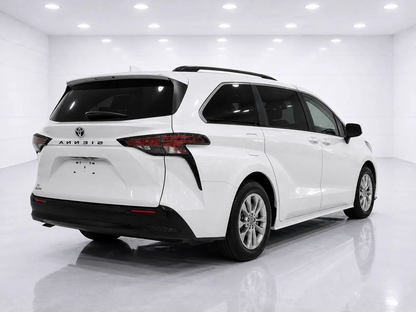 Used 2023 Toyota Sienna LE AWD/4WD image 5