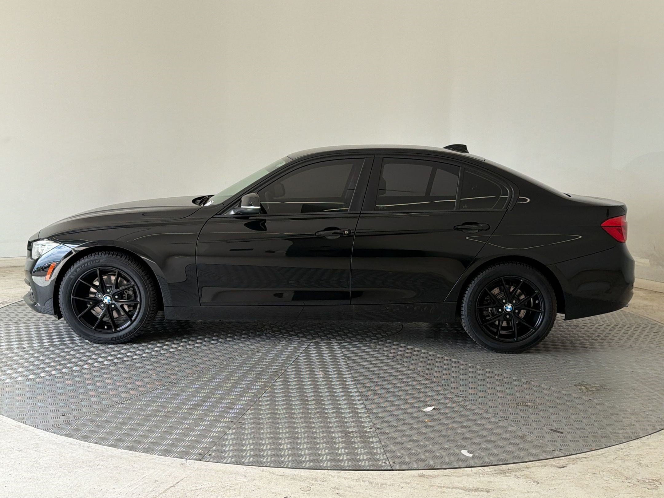 Used 2018 BMW 320i xDrive Sedan AWD/4WD image 2