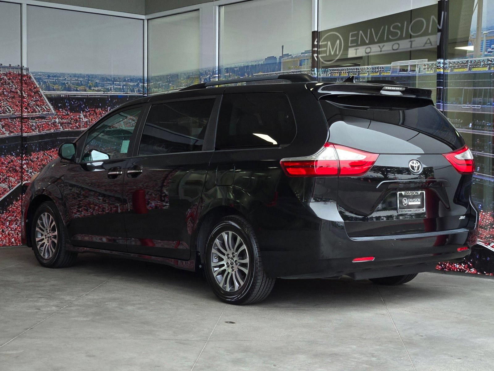 Certified 2018 Toyota Sienna XLE w/ XLE Navigation Package FWD image 6