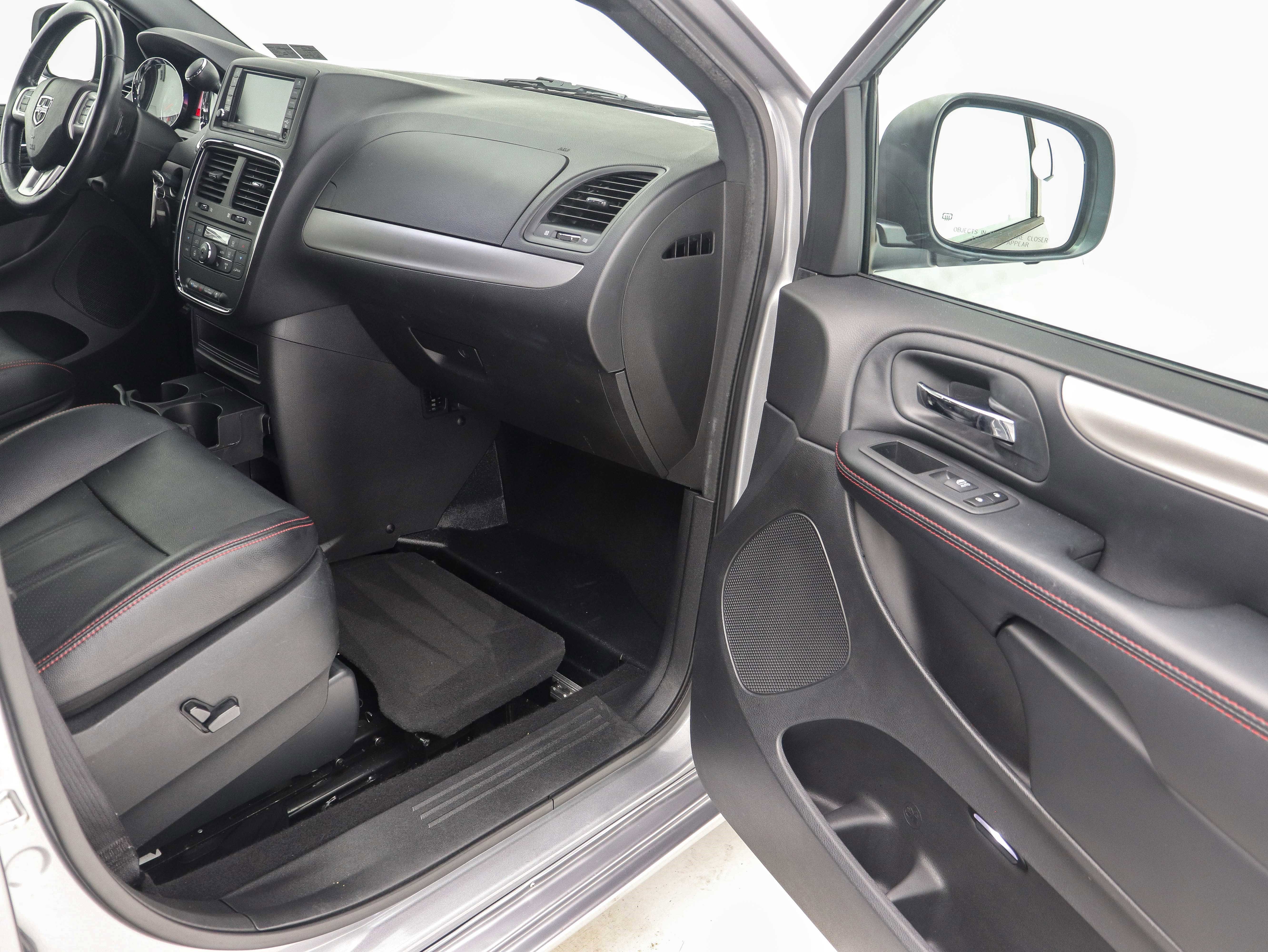 Used 2019 Dodge Grand Caravan GT image 18