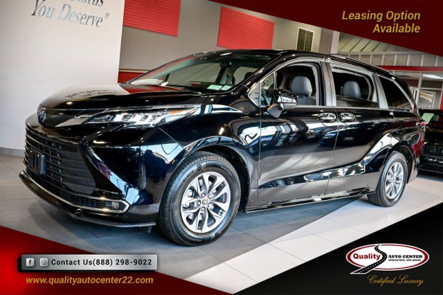 Used 2023 Toyota Sienna XLE FWD image 1