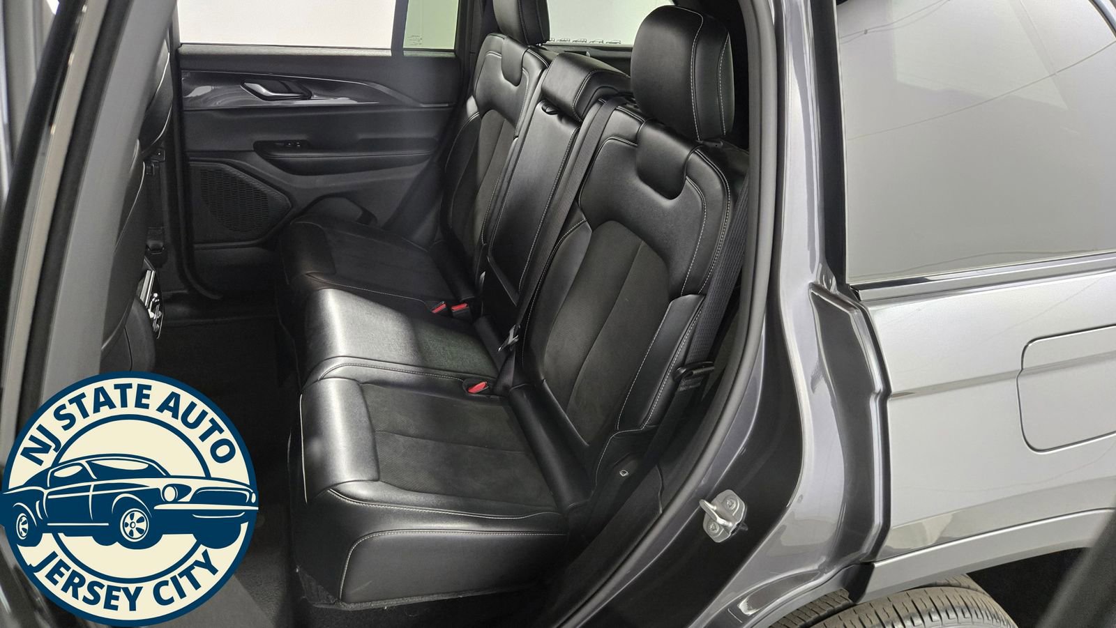 Used 2023 Jeep Grand Cherokee Altitude image 28