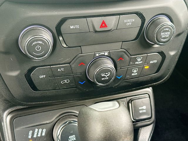 Used 2019 Jeep Renegade Latitude w/ Cold Weather Group AWD/4WD image 16