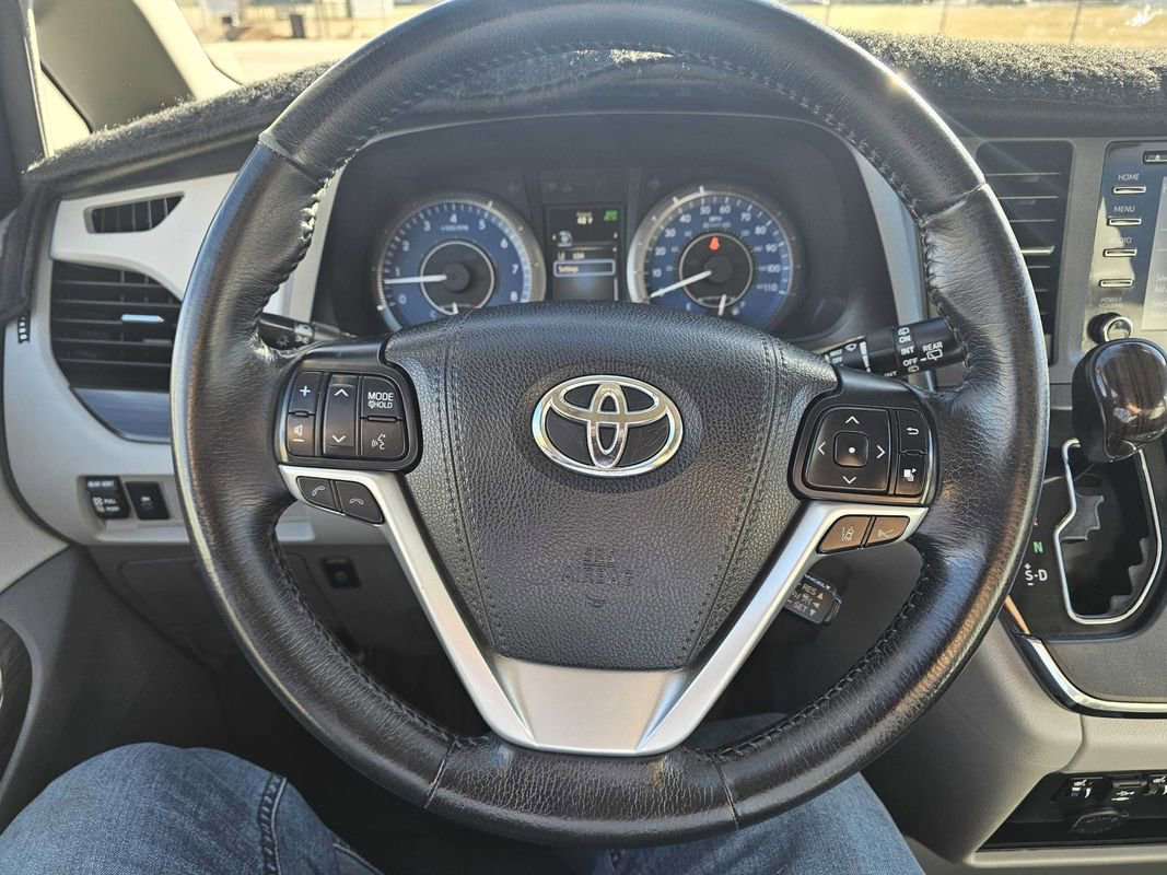 Used 2018 Toyota Sienna XLE FWD image 14