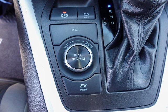 Used 2022 Toyota RAV4 XLE image 23