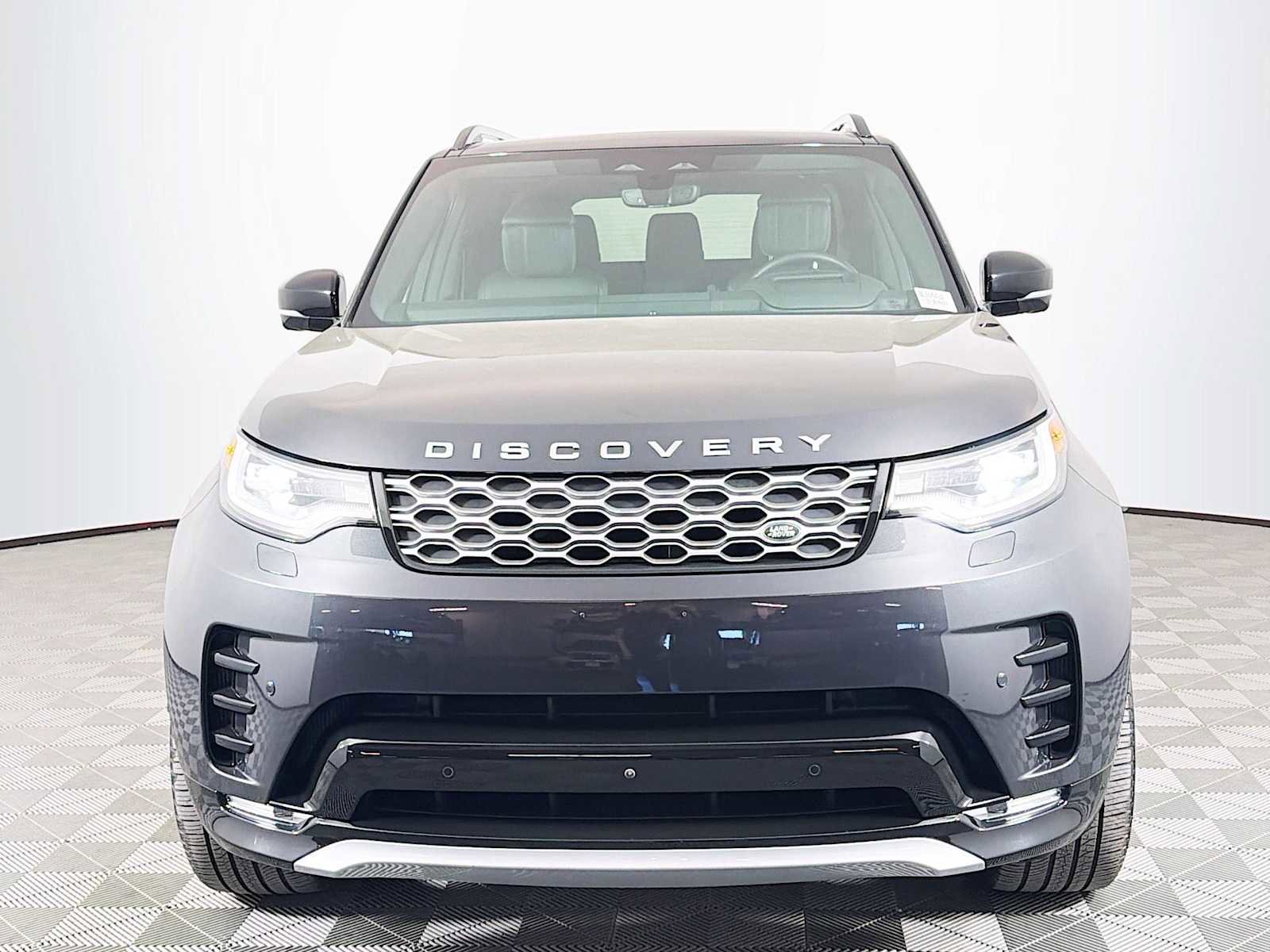 Used 2025 Land Rover Discovery Metropolitan Edition image 2