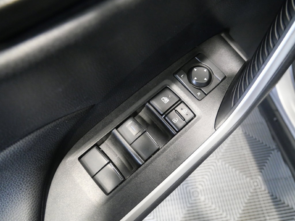Used 2025 Toyota RAV4 LE AWD/4WD image 15