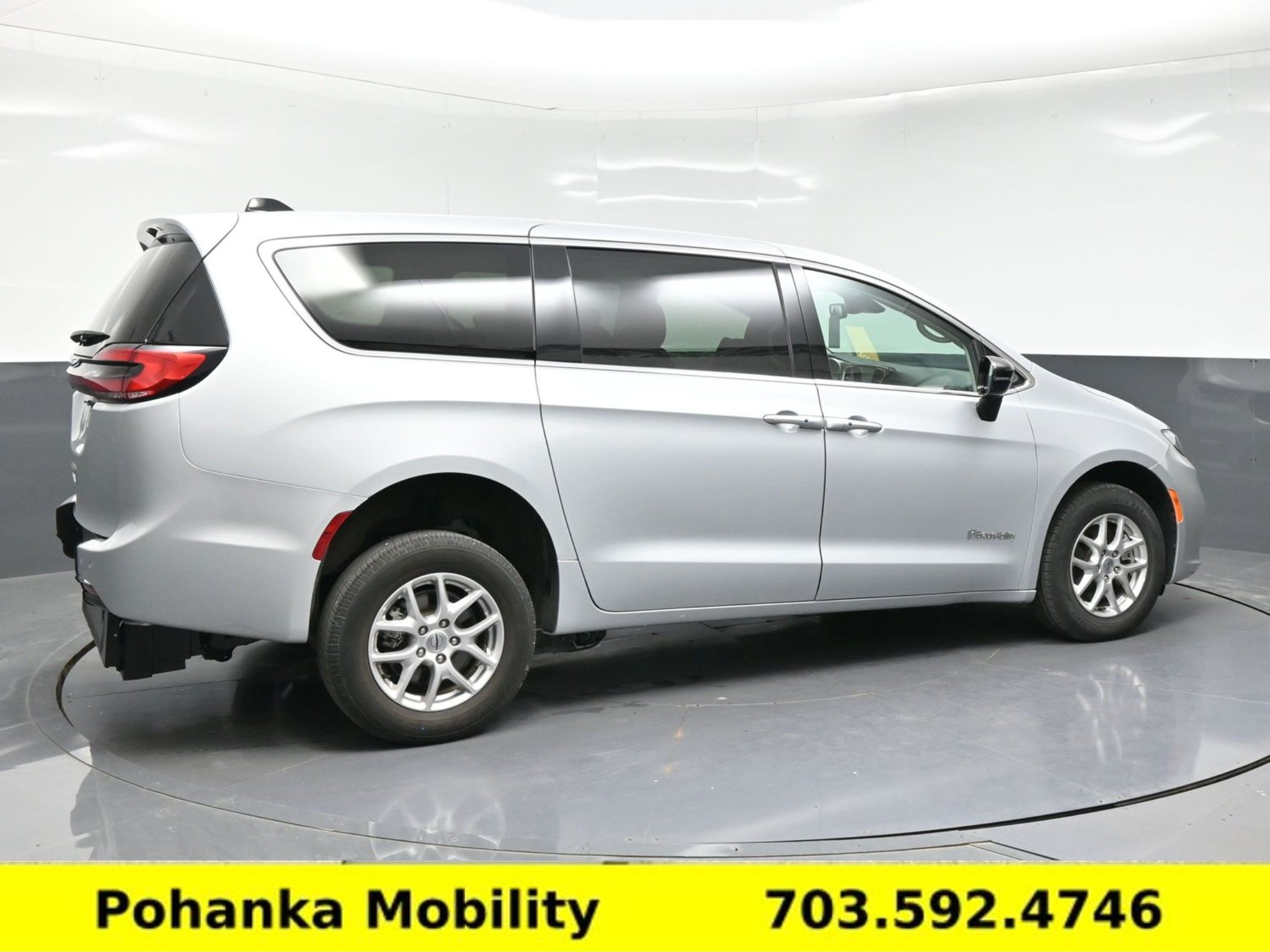 Used 2024 Chrysler Pacifica Touring-L FWD image 9