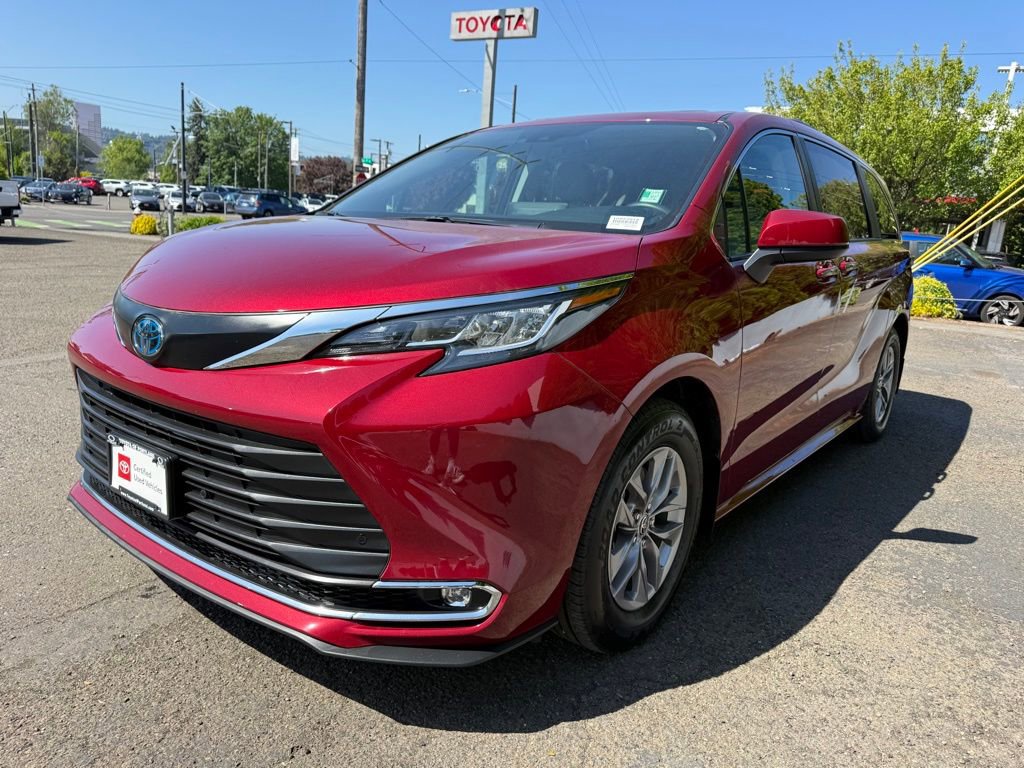 Certified 2023 Toyota Sienna XLE AWD/4WD image 4