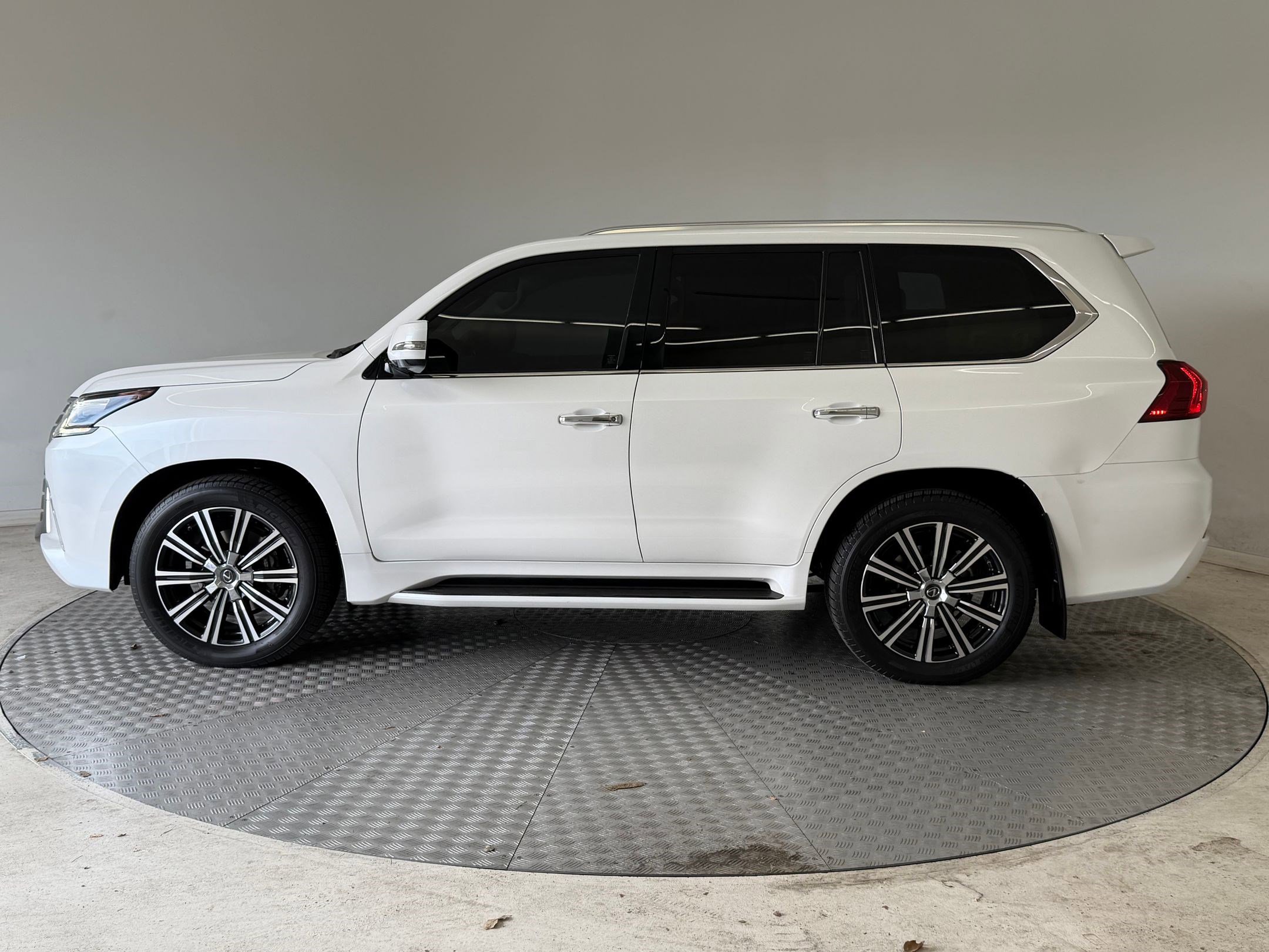 Used 2020 Lexus LX 570 4WD w/ Luxury Package image 2