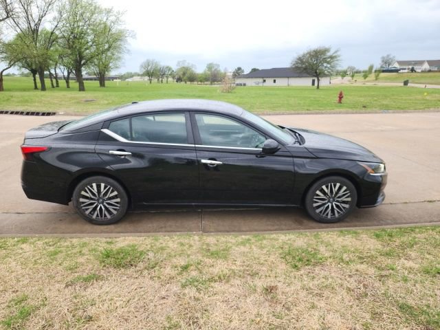 Used 2023 Nissan Altima 2.5 SV image 2