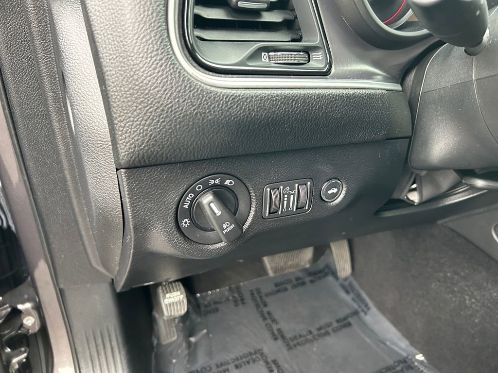 Used 2021 Dodge Challenger SXT w/ Driver Convenience Group RWD image 19