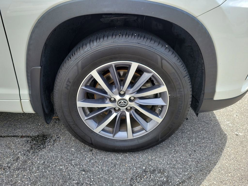 Used 2017 Toyota Highlander XLE image 6