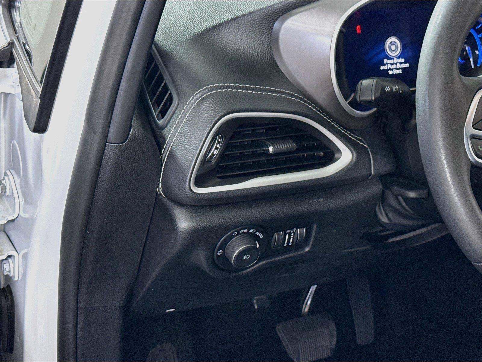 Used 2025 Chrysler Pacifica Select FWD image 4