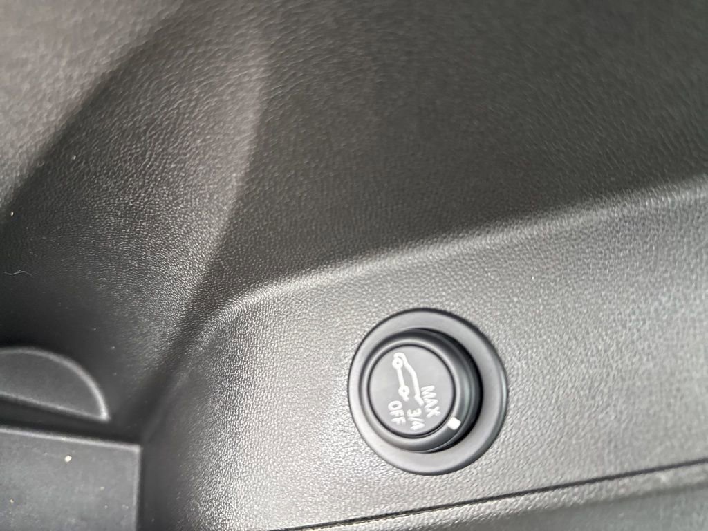 Used 2023 Chevrolet Equinox LT image 2