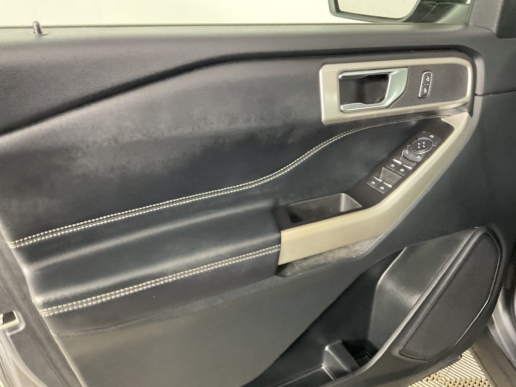 Used 2022 Ford Explorer XLT w/ Equipment Group 202A AWD/4WD image 16