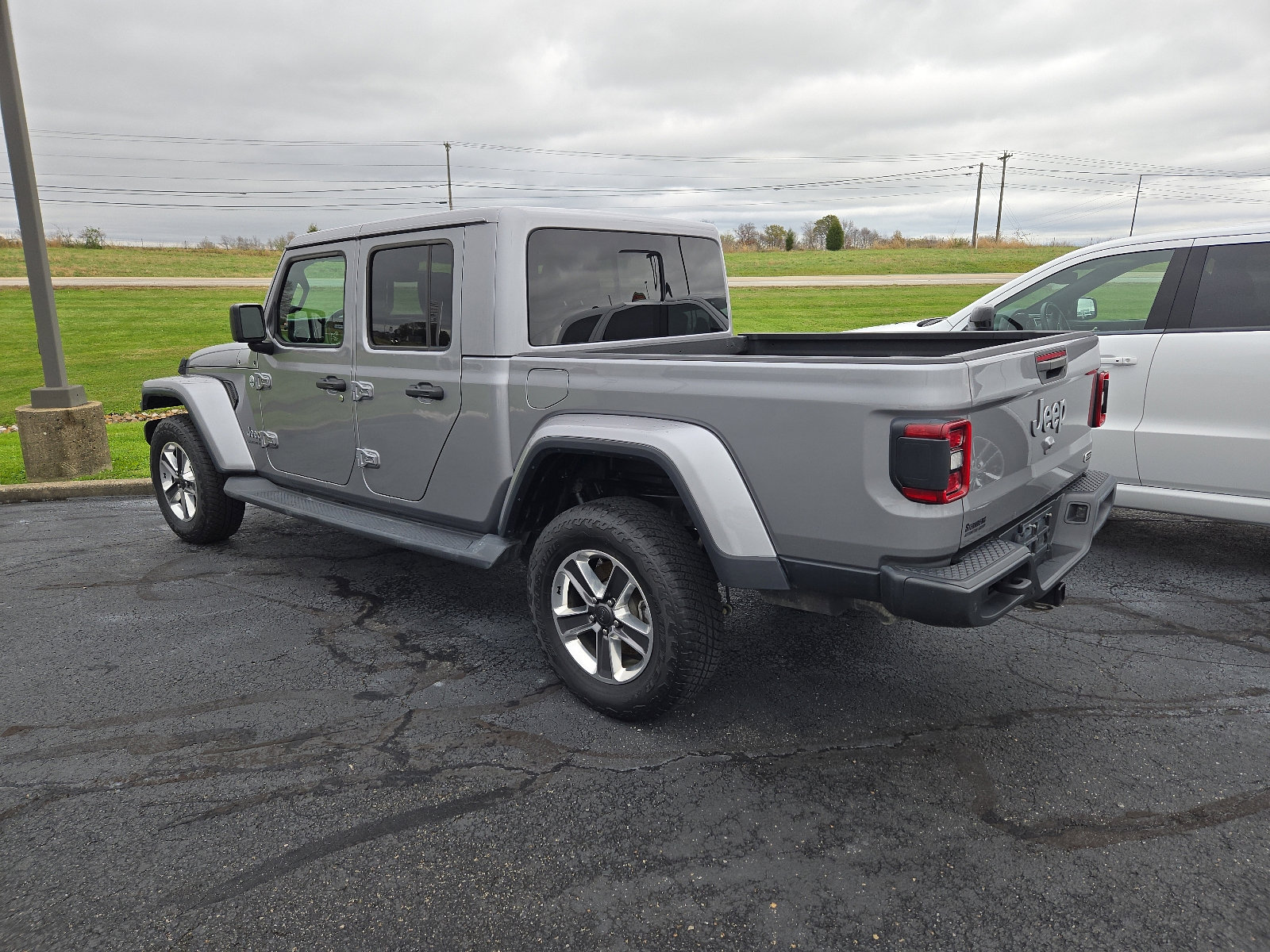 Used 2020 Jeep Gladiator Overland image 3