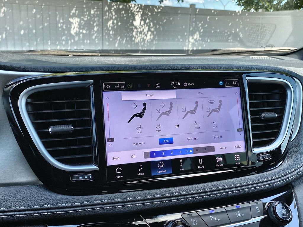 Used 2024 Chrysler Pacifica Limited w/ S Appearance Package image 18