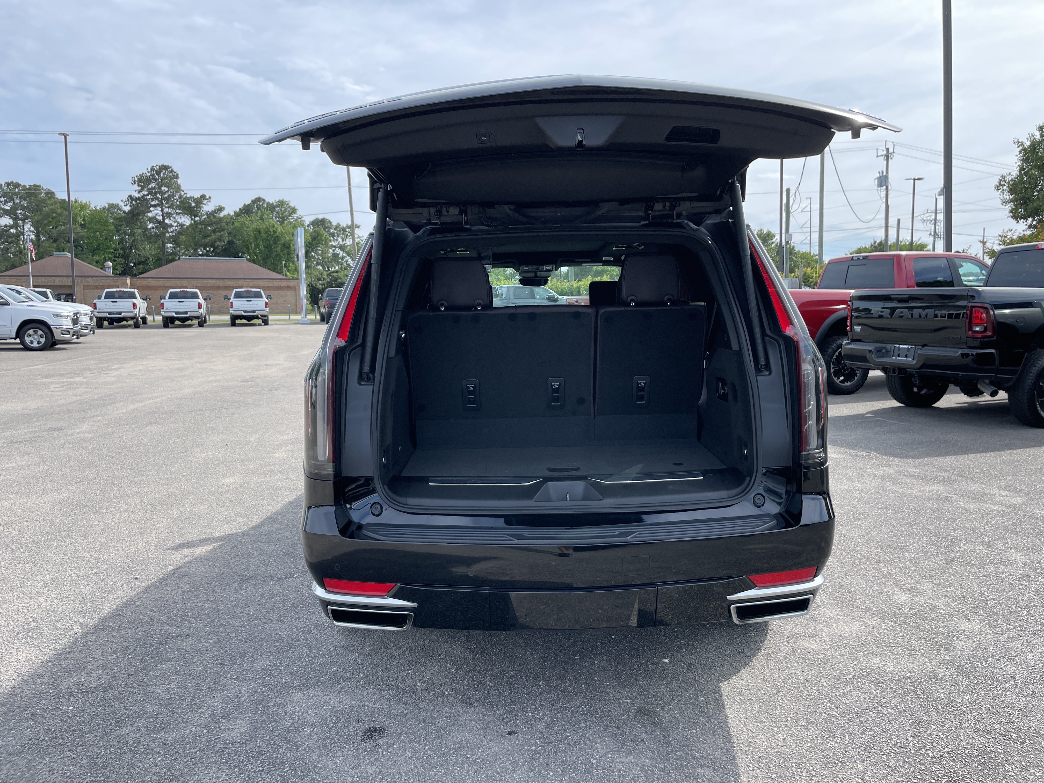 Used 2023 Cadillac Escalade Premium Luxury Platinum w/ LPO, Floor Liner Package AWD/4WD image 33