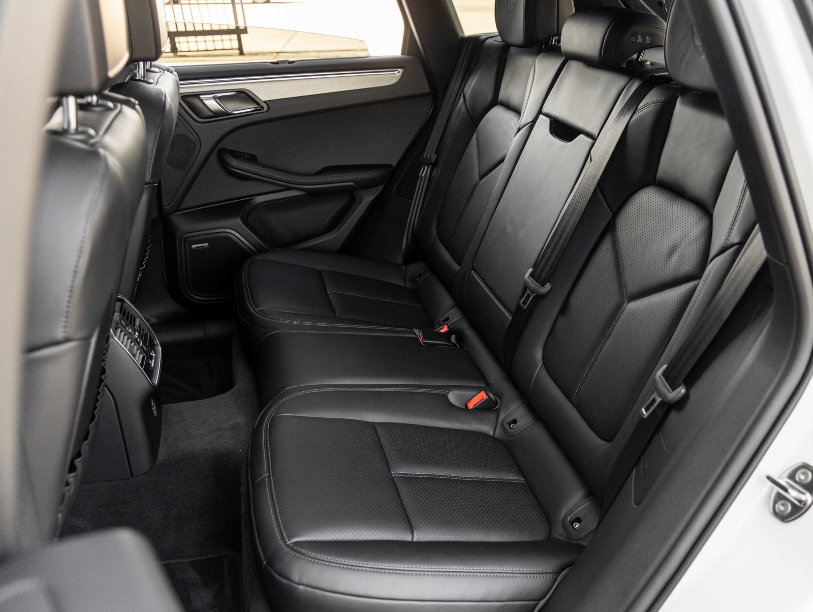 Certified 2026 Porsche Macan AWD/4WD image 33