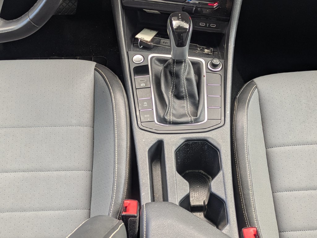 Used 2025 Volkswagen Jetta SE FWD image 26