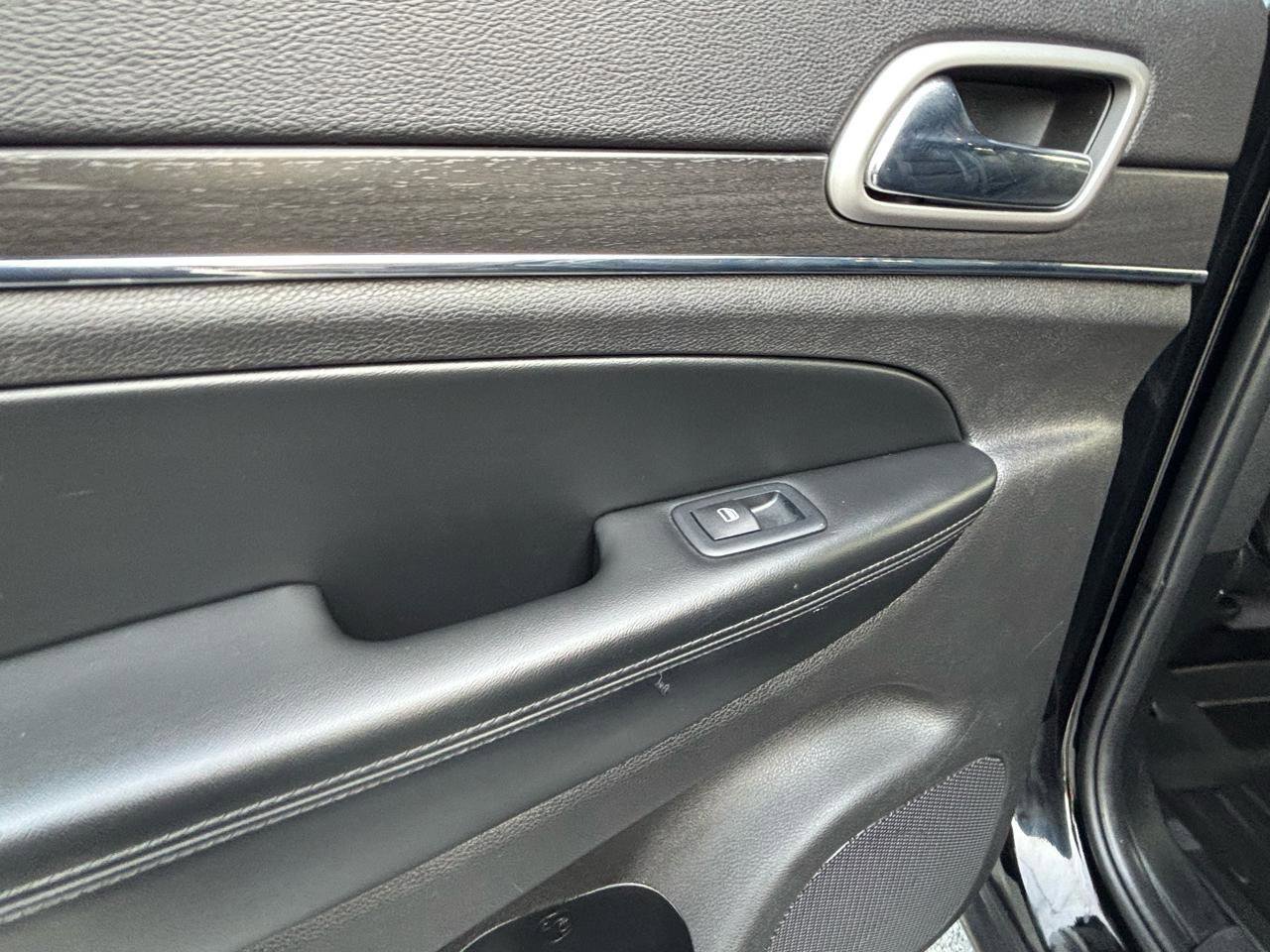 Used 2018 Jeep Grand Cherokee Limited AWD/4WD image 16