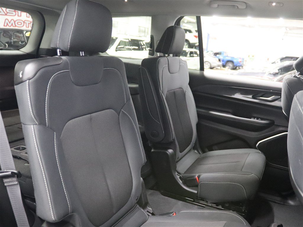 Used 2022 Jeep Grand Cherokee L Laredo w/ Luxury Tech Group I AWD/4WD image 18