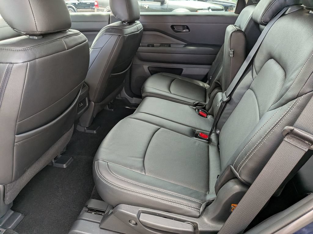 Used 2025 Nissan Pathfinder SV FWD image 25