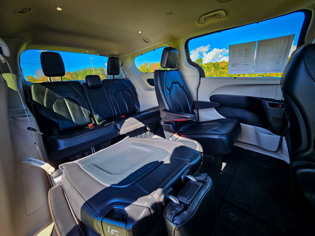 Used 2019 Chrysler Pacifica Touring-L FWD image 38