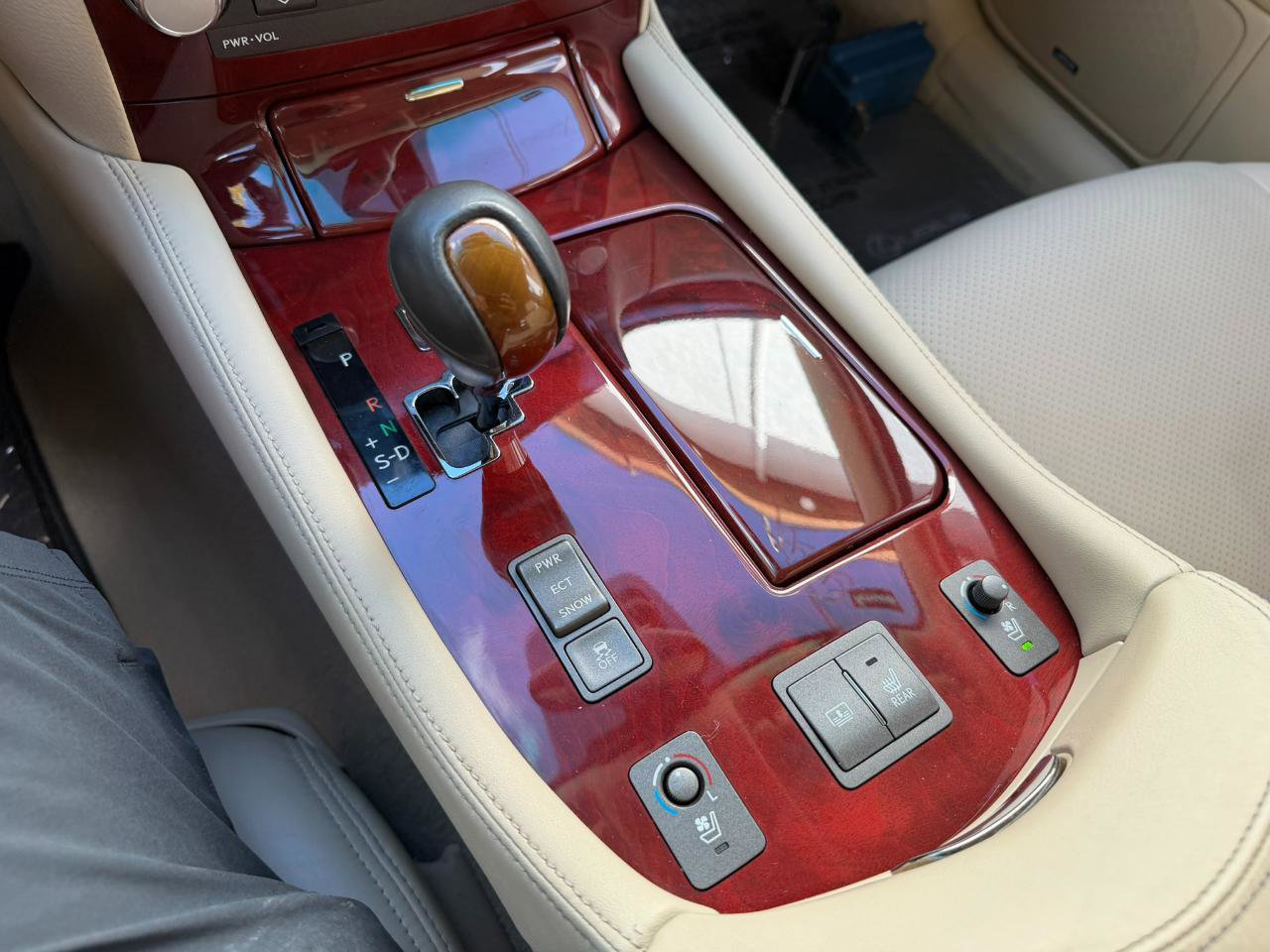 Used 2011 Lexus LS 460 AWD w/ Comfort Pkg image 38