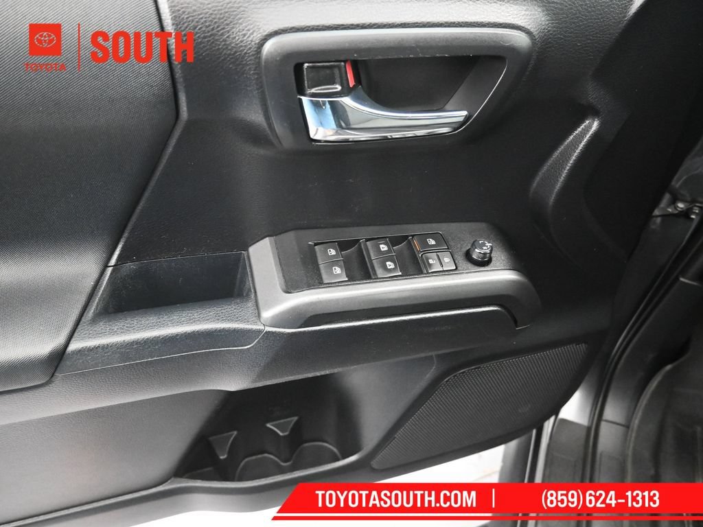 Used 2020 Toyota Tacoma TRD Off-Road AWD/4WD image 31