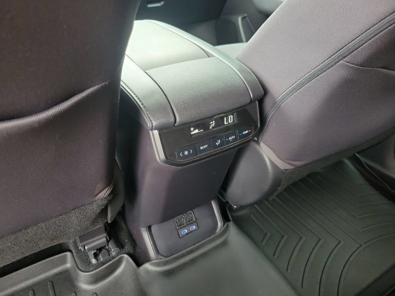 Used 2022 Toyota Highlander LE FWD image 12
