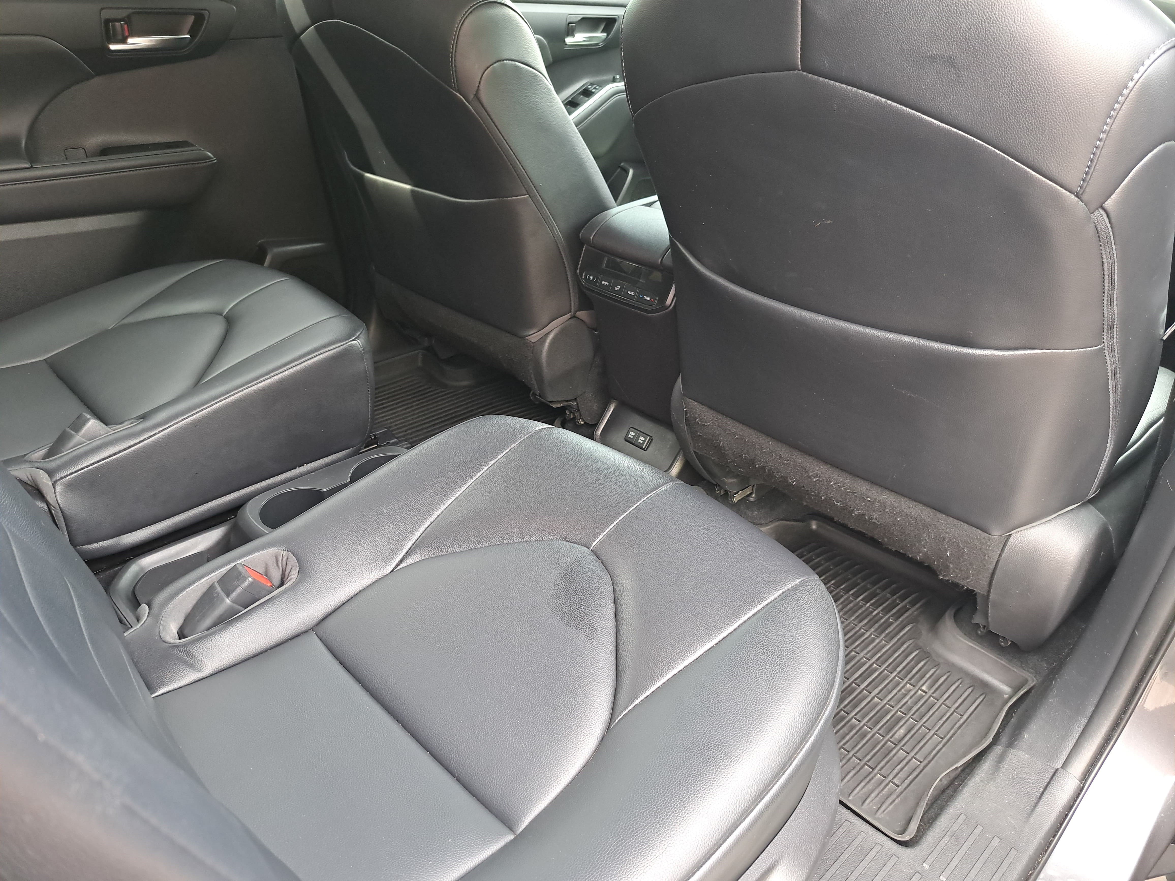 Used 2021 Toyota Highlander XLE FWD image 11