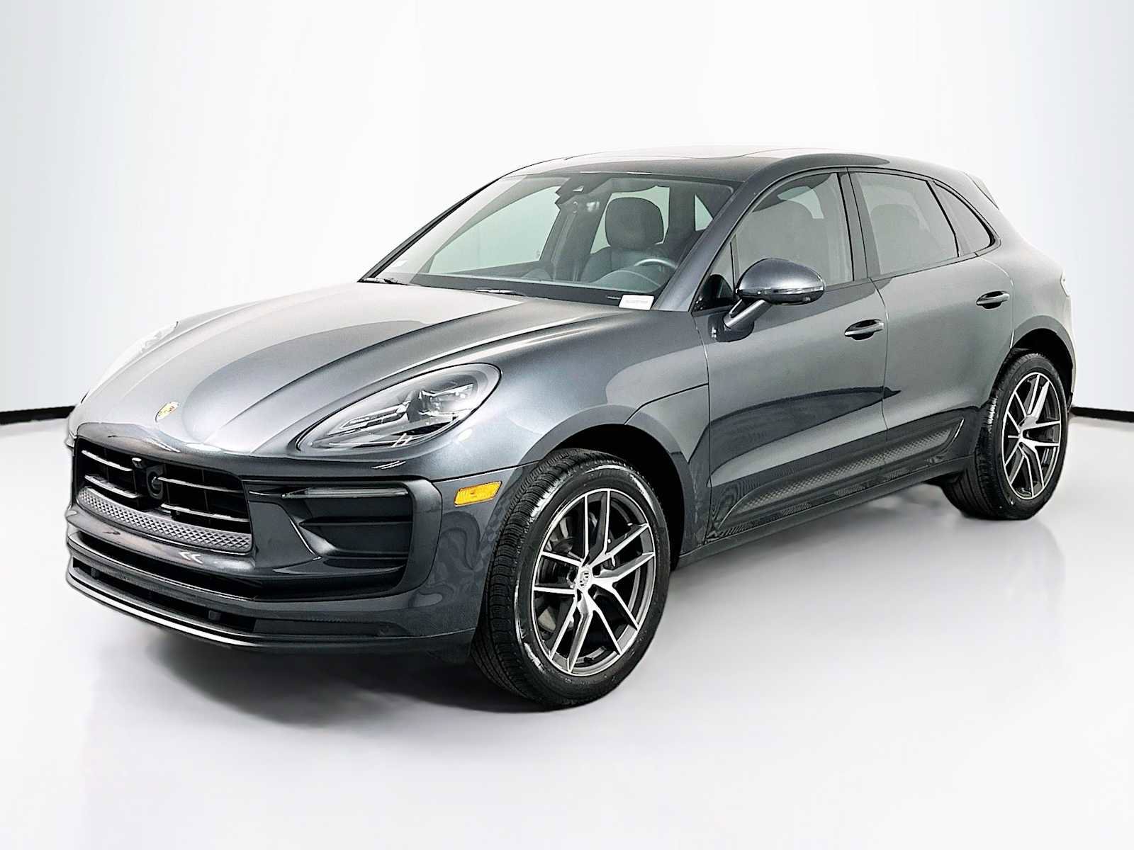 Certified 2025 Porsche Macan image 1