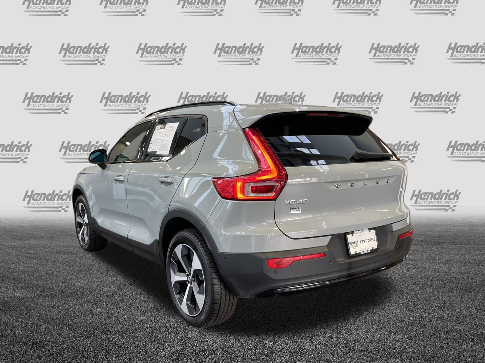Used 2025 Volvo XC40 B5 Plus image 8