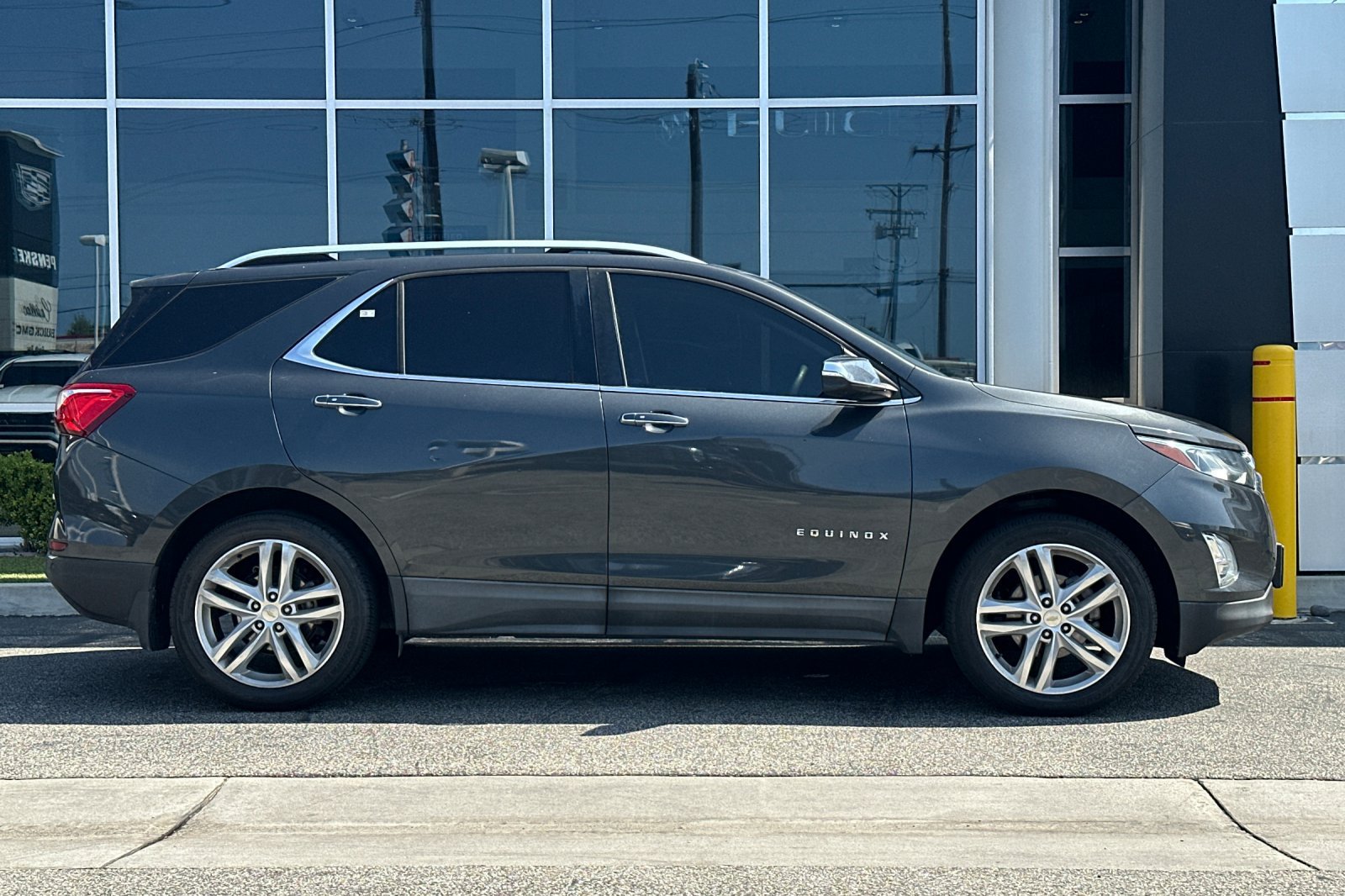 Used 2018 Chevrolet Equinox Premier AWD/4WD image 3