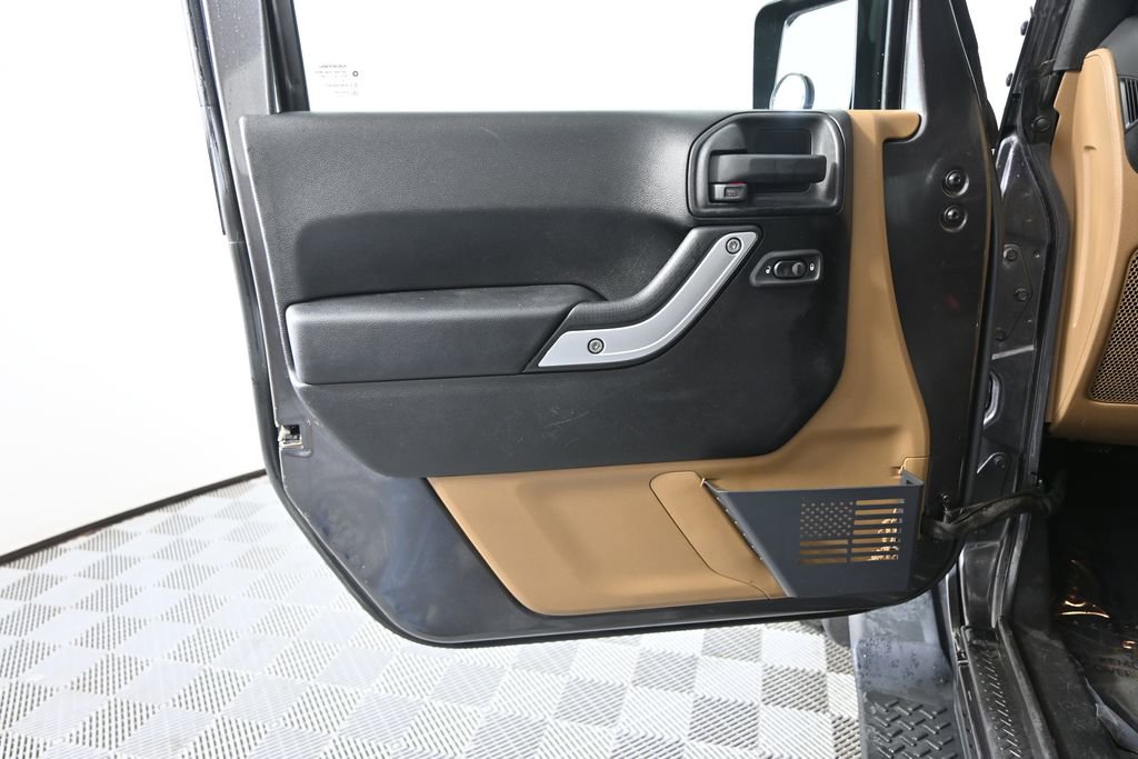 Used 2014 Jeep Wrangler Unlimited Sahara w/ Connectivity Group AWD/4WD image 18