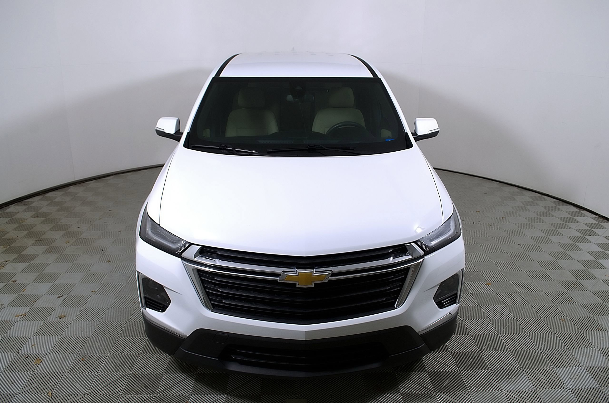 Used 2023 Chevrolet Traverse LS w/ Safety Package FWD image 5