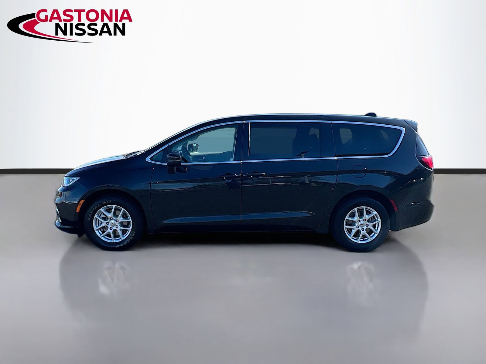 Used 2023 Chrysler Pacifica Touring-L image 5