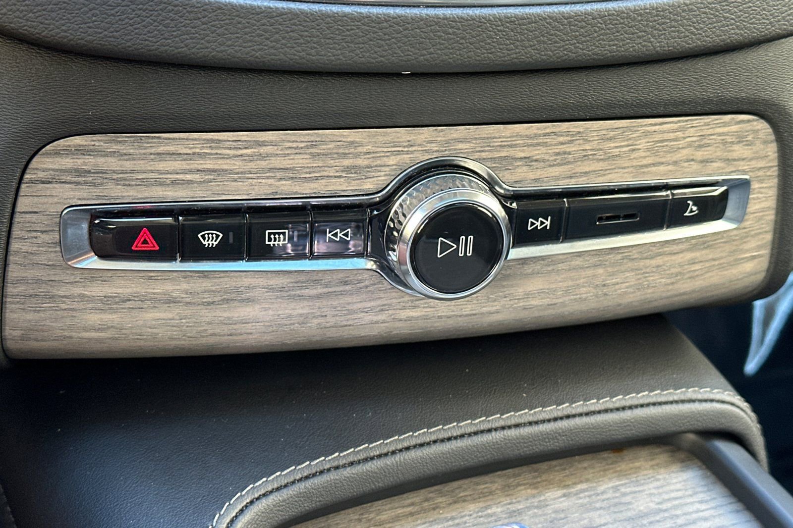 Used 2023 Volvo XC90 B6 Ultimate w/ Protection Package Premier image 25