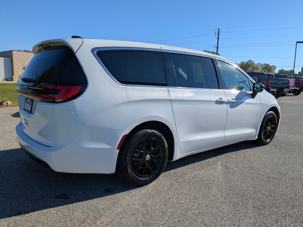 Used 2024 Chrysler Pacifica Touring-L FWD image 6