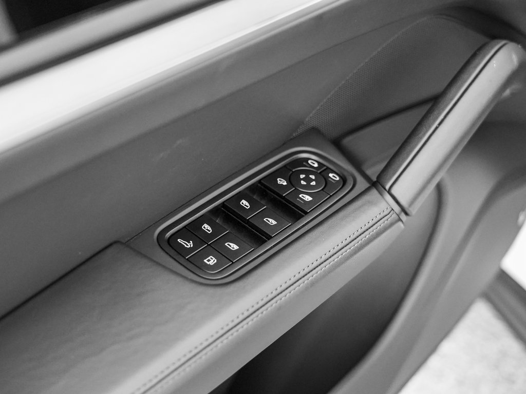 Used 2024 Porsche Cayenne Turbo AWD/4WD image 12