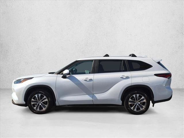 Certified 2024 Toyota Highlander XLE FWD image 9